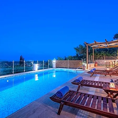 Clairy 3-bedroom With Private Pool *